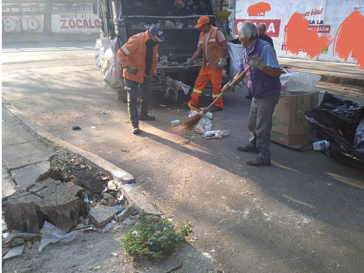 AzcapotzalcoMx's tweet photo. Se les invita a todos los vecinos a no tirar basura en calles, banquetas, parques y en cualquier sitio público.⁹
Quién sea sorprendido en tal acción será consignado a las autoridades correspondientes y serán acreedores a multas y sanciones.
Los tiraderos clandestinos generan la proliferación de fauna nociva contaminación del suelo, del agua y son un foco transmisor de enfermedades que nos  perjudica a todos.
Se llevó a cabo la recolección del tiradero clandestino en calle Polo Norte esquina Ferrocarril en la  colonia Ángel Zimbrón.

#NoAlosTiraderosclandestinos