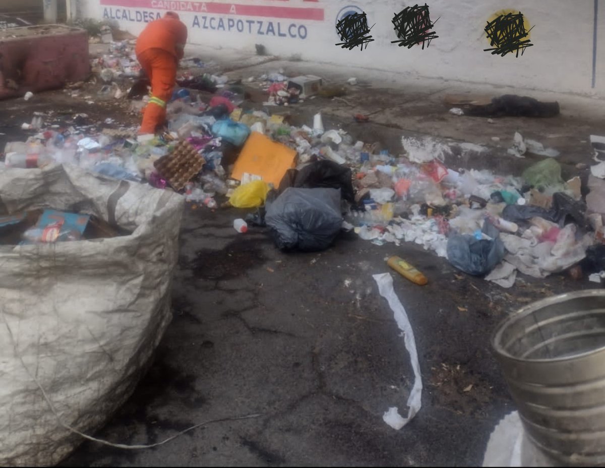 AzcapotzalcoMx's tweet photo. Se les invita a todos los vecinos a no tirar basura en calles, banquetas, parques y en cualquier sitio público.⁹
Quién sea sorprendido en tal acción será consignado a las autoridades correspondientes y serán acreedores a multas y sanciones.
Los tiraderos clandestinos generan la proliferación de fauna nociva contaminación del suelo, del agua y son un foco transmisor de enfermedades que nos  perjudica a todos.
Se llevó a cabo la recolección del tiradero clandestino en calle Polo Norte esquina Ferrocarril en la  colonia Ángel Zimbrón.

#NoAlosTiraderosclandestinos