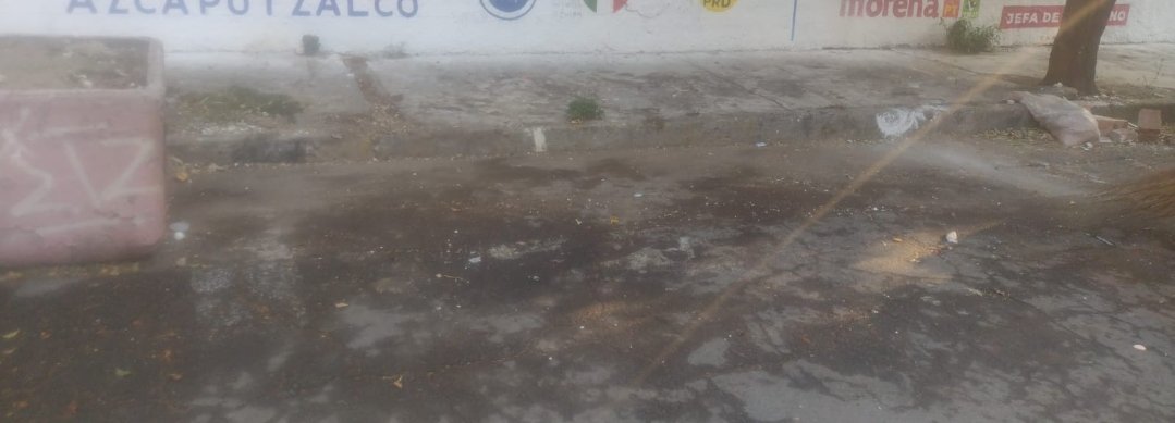 AzcapotzalcoMx's tweet photo. Se les invita a todos los vecinos a no tirar basura en calles, banquetas, parques y en cualquier sitio público.⁹
Quién sea sorprendido en tal acción será consignado a las autoridades correspondientes y serán acreedores a multas y sanciones.
Los tiraderos clandestinos generan la proliferación de fauna nociva contaminación del suelo, del agua y son un foco transmisor de enfermedades que nos  perjudica a todos.
Se llevó a cabo la recolección del tiradero clandestino en calle Polo Norte esquina Ferrocarril en la  colonia Ángel Zimbrón.

#NoAlosTiraderosclandestinos