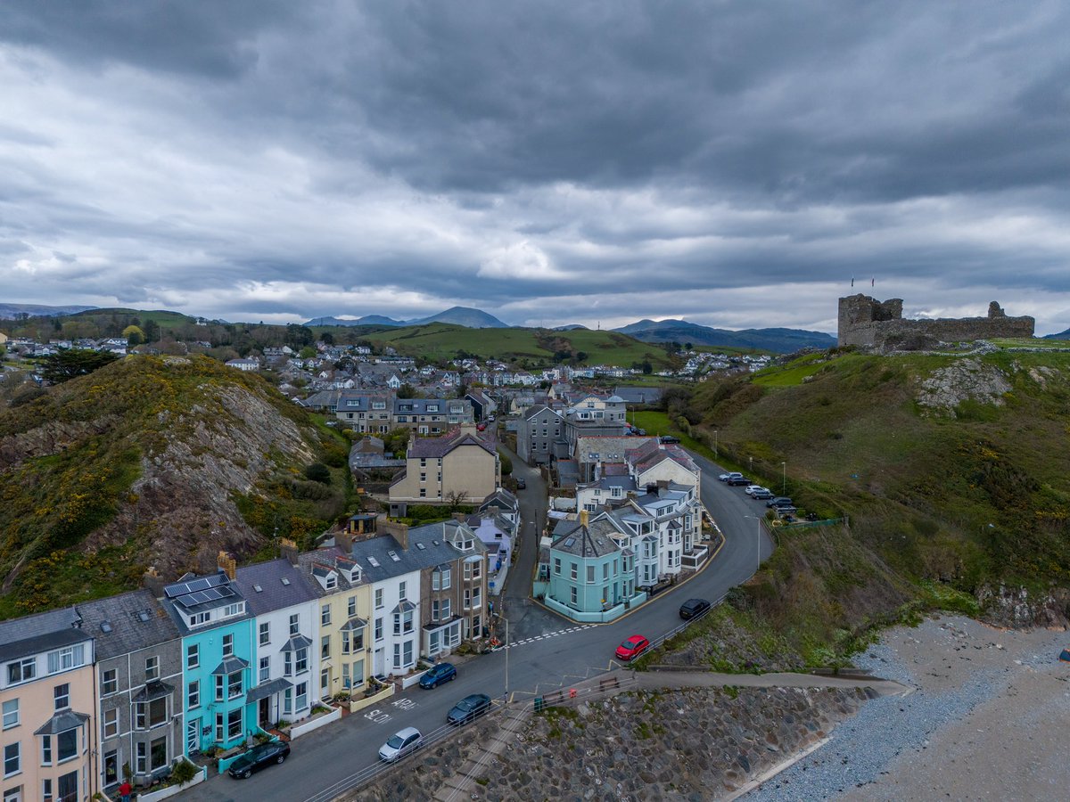 Criccieth castle & the colourful seafront this afternoon @StormHour @S4Ctywydd @ThePhotoHour @ElyPhotographic @AP_Magazine #loveukweather #seascape #landscapephotography #castle @NWalesSocial @ItsYourWales @Sue_Charles #drone #dronephotography