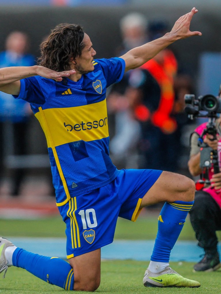 LA HINCHADA MAS PELOTUDA DEL PAIS LO HIZO DE VUELTA