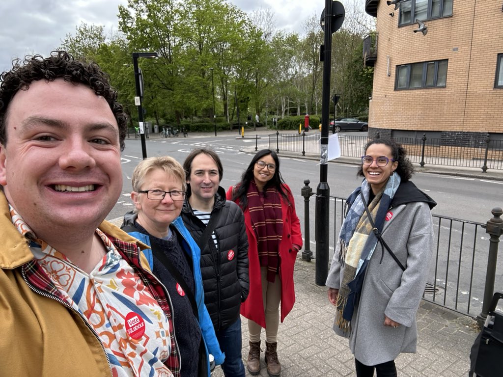 Hillrise we love you. Campaigning with <a href="/IslingtonLabour/">Islington Labour 🌹 #OnYourSide</a> for Sadiq Khan and for the Hillrise by-election. <a href="/OllieLCSteadman/">Ollie</a> you will make a great local councillor for us residents in Hillrise