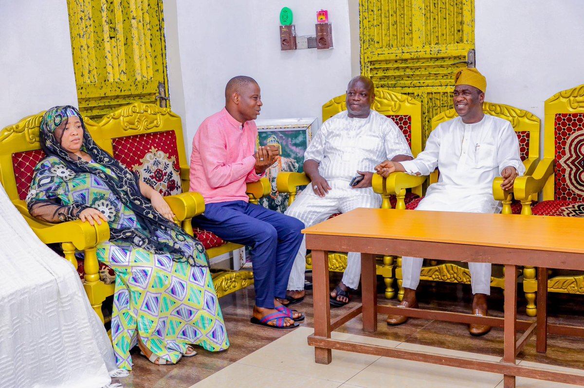 Paid a visit to the palace of the late Oba Kabiru Alani Adelaja Agbabiaka, Adeola Olushi III, the paramount ruler of Isolo Kingdom to express my sincere condolence.