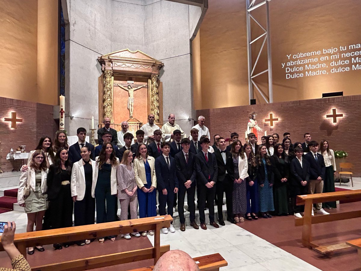 31 jóvenes han sido confirmados por el Vicario General de Pastoral, Don Miguel Larrambebere en la Parroquia de Santa Maria de Ermitagaña y de la Sagrada Familia.
