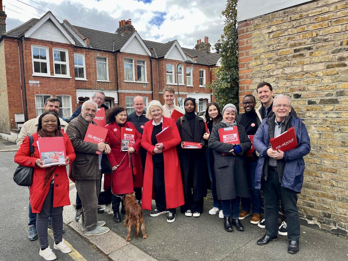 Big thank you to Sabrina and Laura from @UKPatchwork for joining us on the #LabourDoorstep in Colliers Wood. Appreciated having you alongside @Siobhain_Mc and @LeonieC spreading the word about @SadiqKhan’s campaign. You're always welcome back to #Mitcham & Morden. #GetInvolved