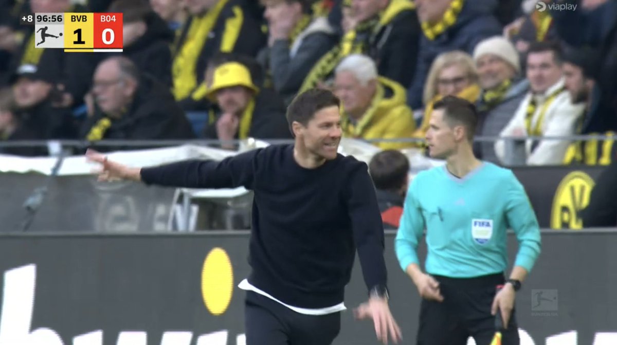 El segundo en el que Xabi Alonso se fue a festejar el empate del Bayer Leverkusen ante el Borussia Dortmund. Ya suman 4 partidos seguidos anotando al 89’ en delante. Qué manera de extender su racha invicta a 45 partidos. Ni en una película se ve algo así. PROHIBIDO PERDER.