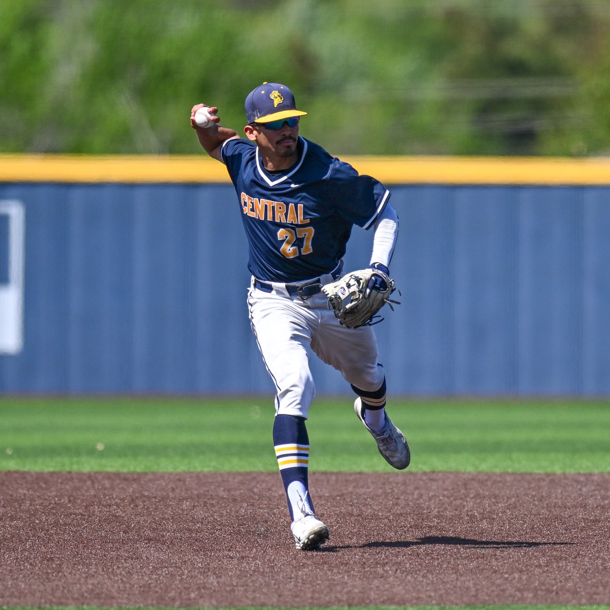 End 8. Washburn leads, 11-9. @UCOBaseball x #RollChos