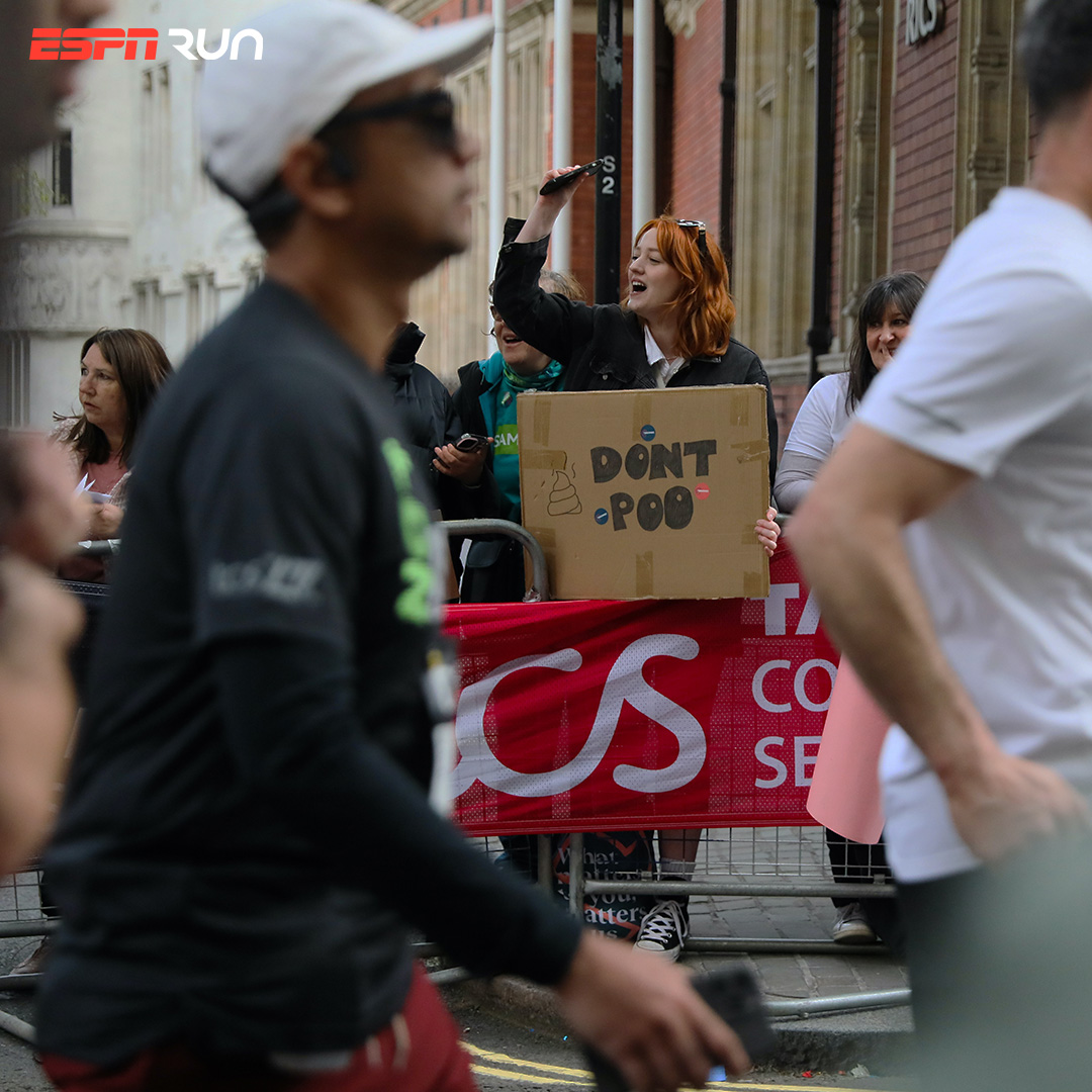 ¡Estos fueron algunos de los carteles que acompañaron a los runners en el Maratón de Londres! 🇬🇧🏃 ¿Cuál fue tu favorito? 👇 #ESPNRun