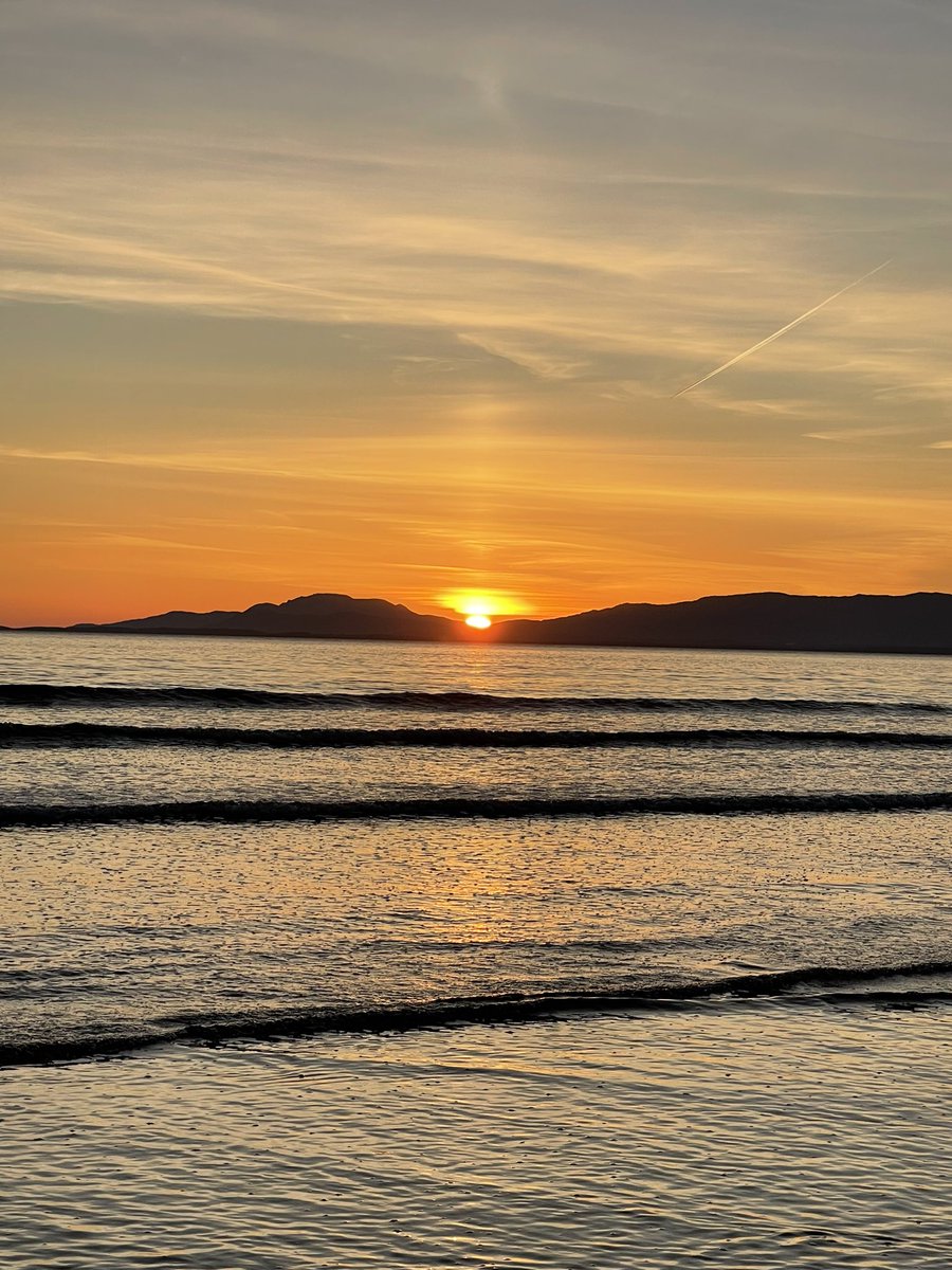 Sunset by rossnowlagh 🧡 @SandhouseHotel @barrabest @WeatherCee @angie_weather @jemma_dolan @Bigpaddy2 @donegalbaytoday @welovedonegal @WAWHour @wawguide @tomgilroy33 @SMcCurdyArt @WeatherAisling @Louise_utv @mooney_daw @mcaleese_anne