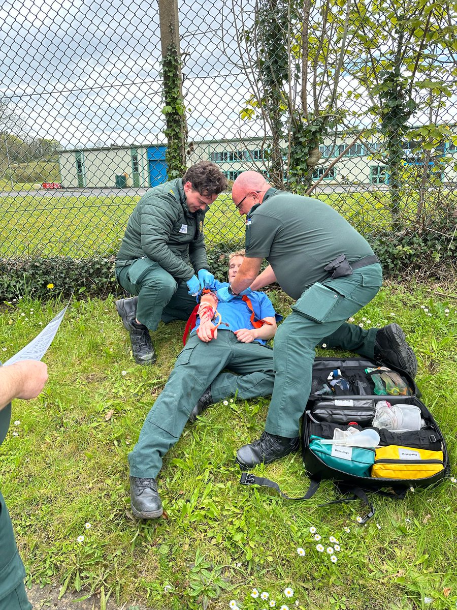 Great MiST day at Pembroke Dock ambulance station today. Plenty of scenarios and discussions to keep our skills current. Thanks Ian Thomas! @WelshAmbulance #teamwast #volunteers