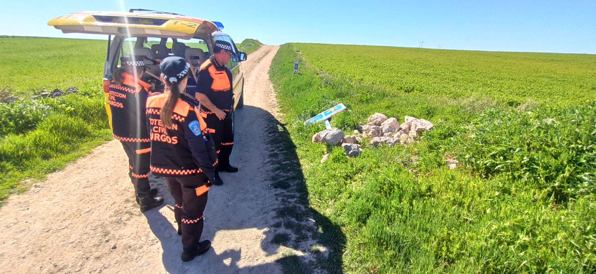 PCivilBurgos's tweet photo. Nuestra primera ruta #Burgos #IterodelCastillo. Encontramos numerosas señales↗️⬆️⬇️ tumbadas,desplazadas. Las colocamos y pasamos parte de las incidencias a @jcyl https://t.co/GfJouVGO6Z