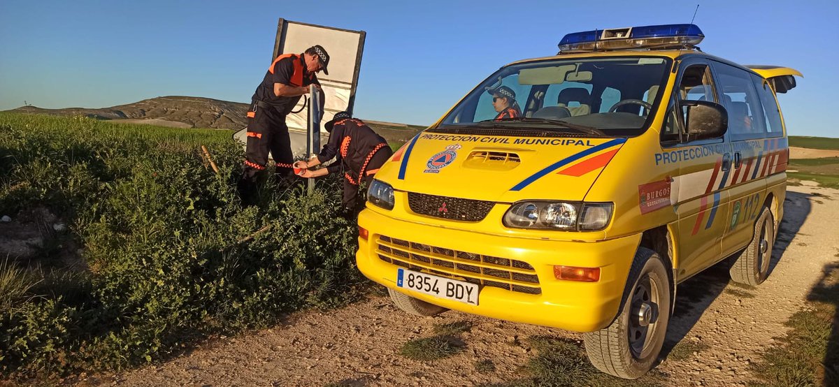 PCivilBurgos's tweet photo. Nuestra primera ruta #Burgos #IterodelCastillo. Encontramos numerosas señales↗️⬆️⬇️ tumbadas,desplazadas. Las colocamos y pasamos parte de las incidencias a @jcyl https://t.co/GfJouVGO6Z