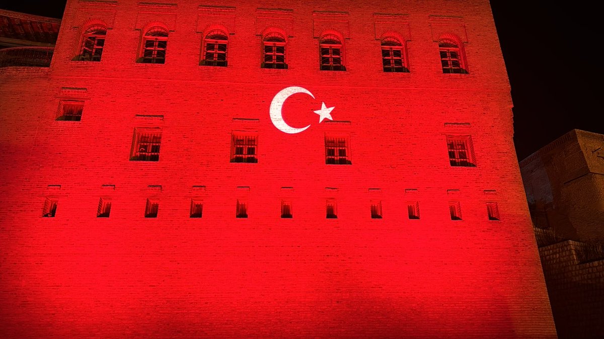 Cumhurbaşkanı Recep Tayyip Erdoğan’ın gelişi nedeniyle tarihi Irak/Erbil Kalesi’ne Türk Bayrağı yansıtıldı.