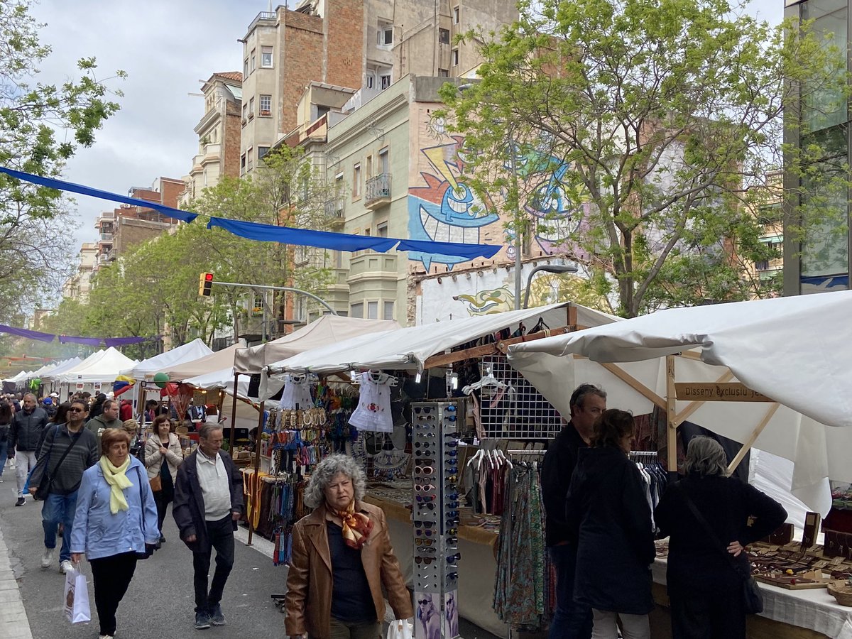 Aquest cap de setmana els carrers de l’eix <a href="/CreuCobertaShop/">CreuCobertaShopping</a> s’han convertit en el millor aparador per la cultura. 

Enguany la fira ha comptat amb un espai literari dinamitzat per l’amic @Alberttorras