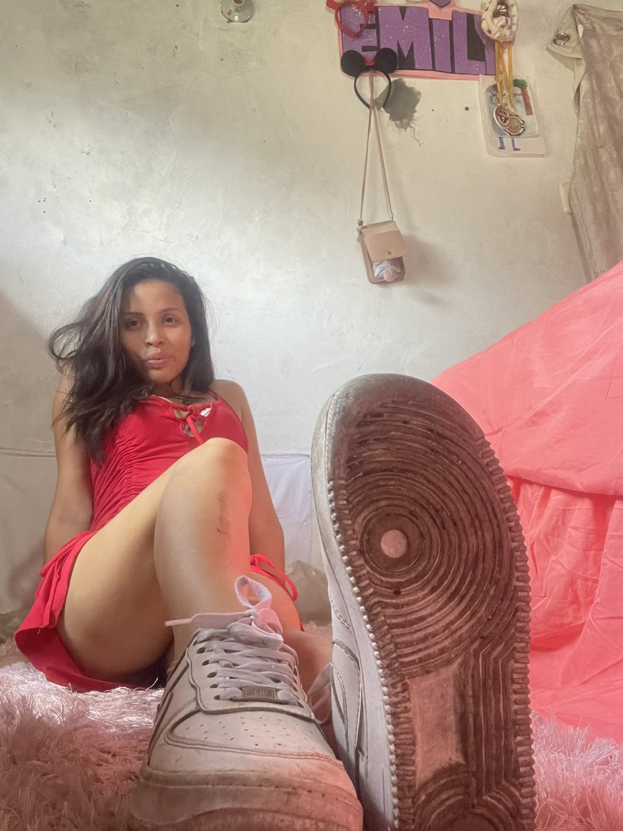 Hello where is the one who will kiss my feet Findom Domination FootWorship FeetFetish Soles FinD finsub humiliation Goddess loser Dirty Smelly Socks