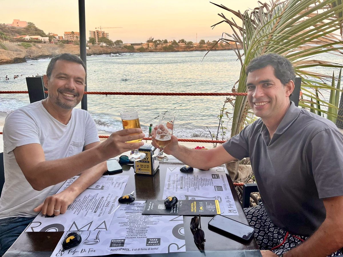 Um belíssimo encontro improvável longe de casa: em Cabo Verde, a brindar à aprovação do pacote de ajuda militar dos EUA à Ucrânia, com o grande ⁦@fpcoutinho78⁩.