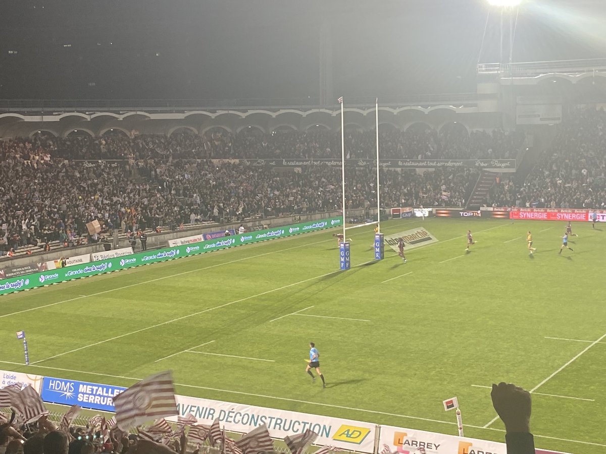 jeandetes's tweet photo. Quel essai bordelais ! Sur une défense exceptionnelle de Bielle-Barrey, Damian Penaud est lancé et traverse tout le terrain pour marquer son troisième essai personnel et permet à l’UBB de mener 41-7 ! La fête est totale à Chaban-Delmas ! #UBBASM https://t.co/LHm8JZVIDS