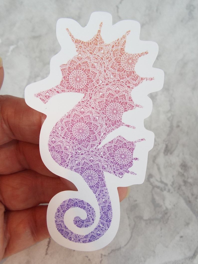 Swimming onto your feed is this  lovely patterned sea horse vinyl sticker. Perfect for brightening almost anywhere! Catch it on my #Etsy shop below:
creatoriq.cc/3VJuwQ7
#Ad #Sticker #SeaHorsse #Patterned #OceanLife #SeaLife #CraftBizParty