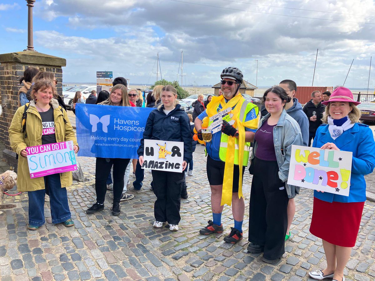 🚴‍♀️It was such a privilege today to welcome back #Westcliff Dad, Simon Lambert, to #LeighonSea. Simon has successfully cycled 480 miles in 7 days, an average of nearly 70 miles a day!!! He is a star!! 🤩 👏🏻👏🏻 🐤Simon took time of work to complete this mammoth feat in memory of