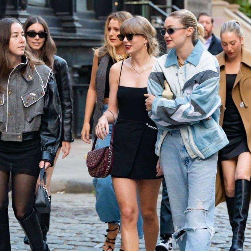 TheSwiftSociety's tweet photo. Throw🔙| 1 year ago today, Taylor Swift was hanging with Blake Lively, Gigi Hadid and the Haim sisters https://t.co/1SoBCeGVc4