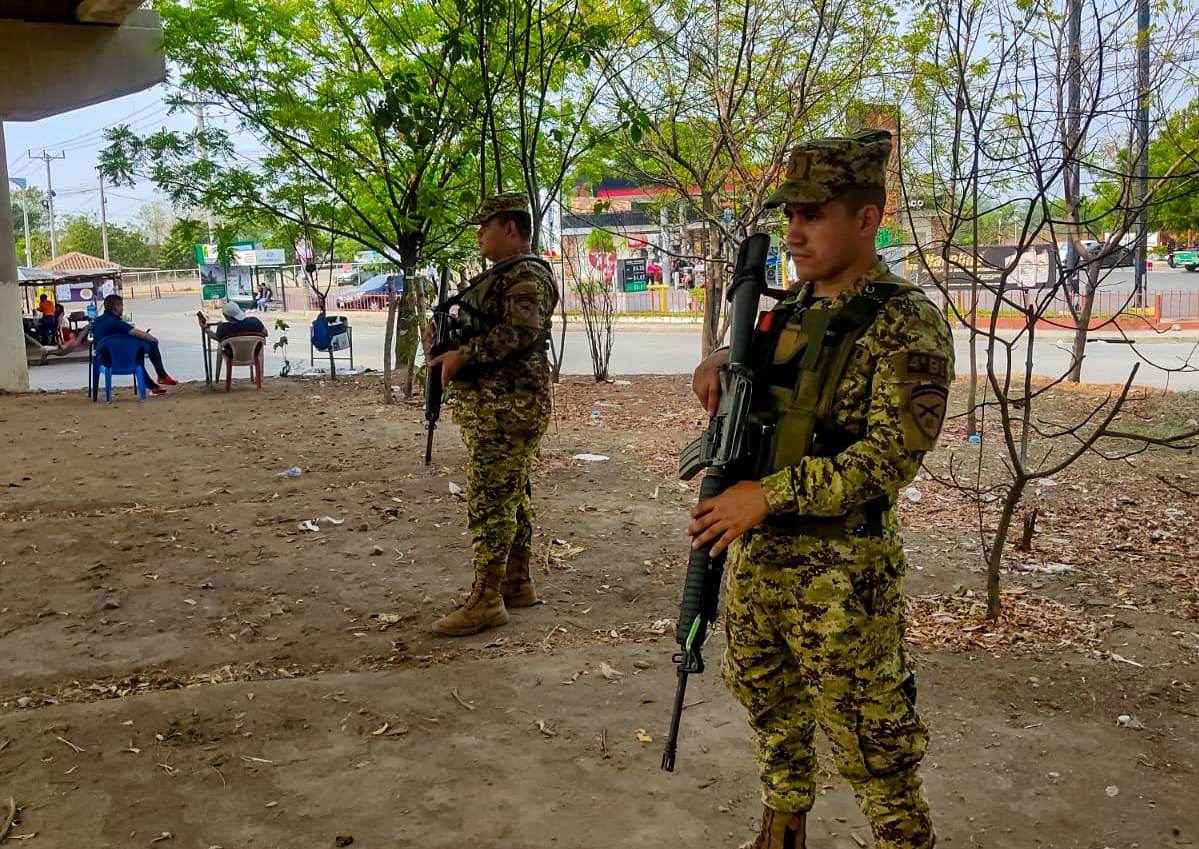 En cumplimiento al #PlanControlTerritorial, en el departamento de Chalatenango, nuestros soldados de la 4ª Brigada de Infantería, permanecen realizando patrullajes preventivos en la zona, con el objetivo de brindar seguridad a sus habitantes.
