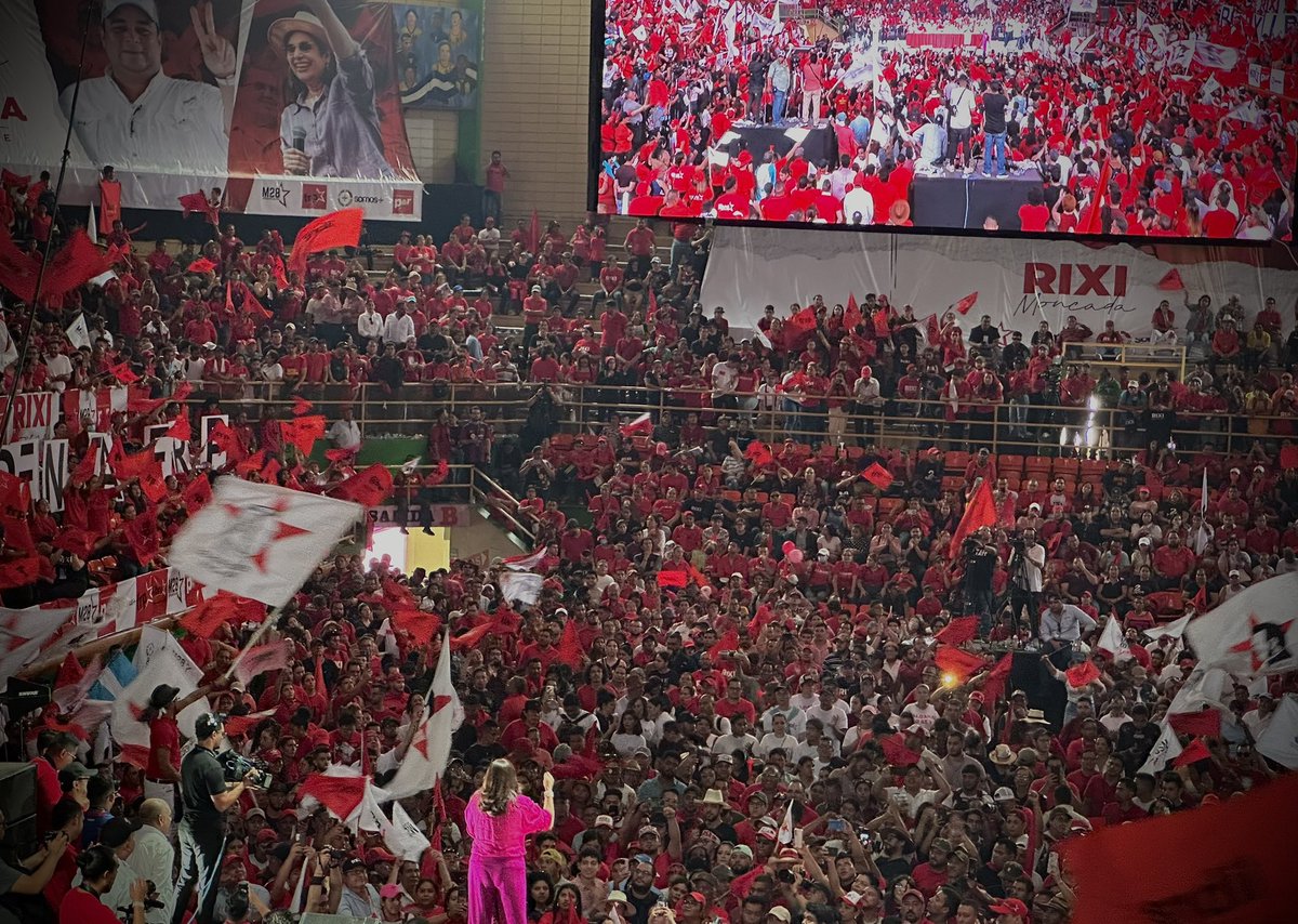 Nuestra presidenta @XiomaraCastroZ afirmó hace tiempo “Este es el siglo de las Mujeres”
Hoy junto a @riximga estamos seguras que vamos a continuar refundando 
Viva Honduras 
Viva @PartidoLibre 
Viva @manuelzr 
Viva Xiomara
Viva Honduras. #HLVS 
#RixiSi Otro no!
#RixiPresidenta