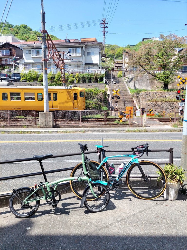 尾道の街と列車✨
列車来るの待ったわー😅💦

#ロードバイク #roadbike #ビアンキ #Bianchi #Brompton #ブロンプトン #しまなみ海道 #尾道