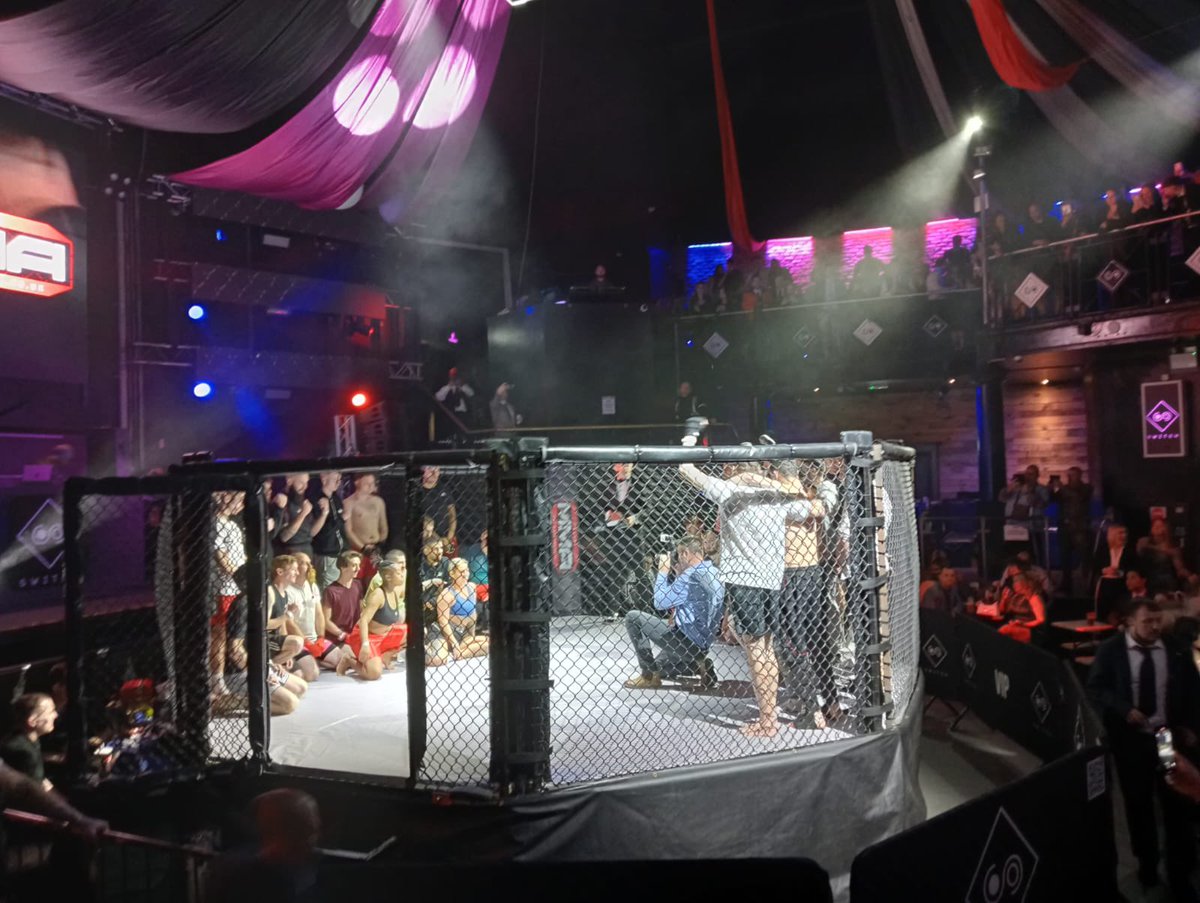 The team had a great night in #Southampton with @Ultra_MMA today. We wish the fighters who were seen by the team lost fight have a speedy recovery 

#OneJobDoneWell #WeDontPlayBeingMedic #ThisIsTheDayJob #FightMedics #EventMedics #TrustedCompany #EventAmbulanceService