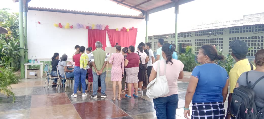 sucregobierno_b's tweet photo. Desde el municipio Arismendi el Poder Popular se expresa este #21Abr eligiendo sus proyectos comunitarios. Los cuales serán priorizados para su pronta ejecución a través de las comunidades organizadas.

@GPintoVzla
#SucreEnConsultaVictoriosa https://t.co/Ha2G3QEXUN