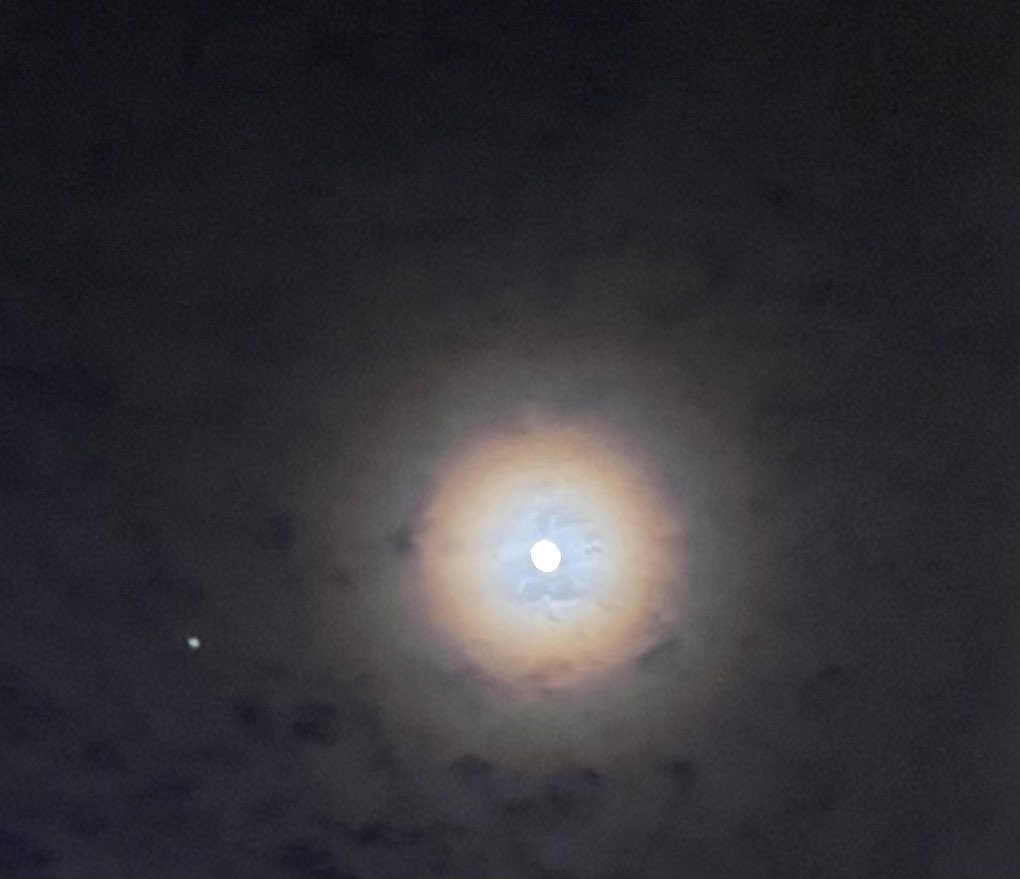 How beautiful is the moon surrounded by an halo tonight