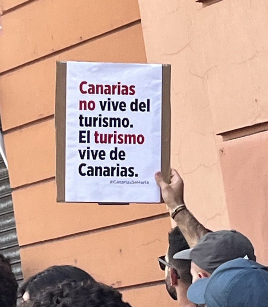 🟢 La gran mobilització del #20A a les #Canàries 🇮🇨 front lespeculació i el turisme de masses és esperançadora. 👉🏾 Com a les Illes Canàries, als Països Catalans hem de posar límits que garanteixin poder viure i protegir la terra.