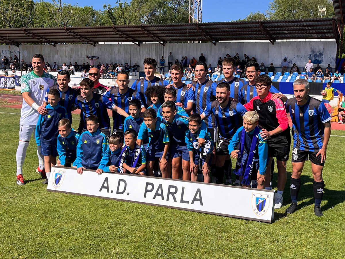 adparla's tweet photo. 💙🖤Hoy hemos tenido el placer de recibir al Benjamin A de nuestro @ADParlaCantera .
⚽️Hemos celebrado su ascenso a categoría autonómica y seguro que pronto el 🏆campeonato.
Ellos son parte de nuestro futuro 🖤💙
#SentimientoAzulyNegro https://t.co/GKFjDFIMul