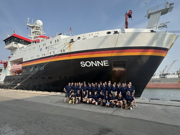 Happy to see cruise #SO305 having started with RV #Sonne. @TROPOS_eu is part of it in the Bay of Bengal studying ocean-atmosphere interaction and marine pollution supp. by @DFG project Aerosol-BIOCAT with Manuela van Pinxteren in BIOCAT-IIOE2 See blog = bit.ly/4aJphXg