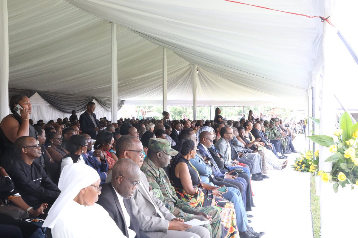 Perezida wa Sena, Dr Kalinda François Xavier yakomeje ababuze ababo muri Jenoside yakorewe Abatutsi i Karama. Avuga ko nk'abagize Inteko Ishinga Amategeko bazakomeza kwifatanya n'abaturage muri gahunda zo #Kwibuka30 no kurwanya ingengabitekerezo ya Jenoside.