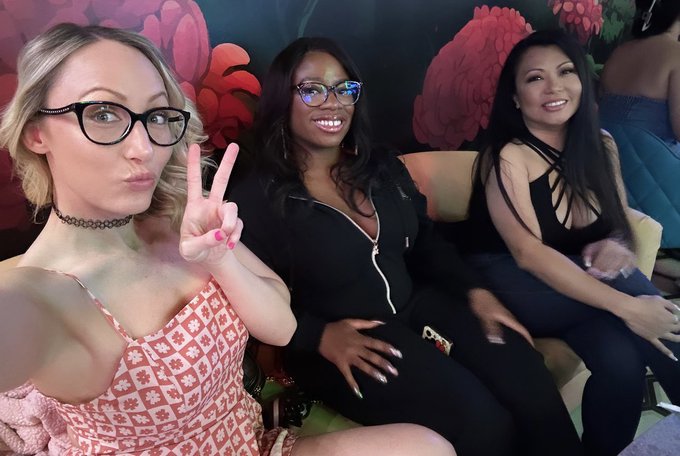 Had such an amazing 420 with my wifey and girlfriend! thank you so much Dazed Lounge and @ShopPlanet13<a href="/tag/besties"class="tags"><span>#besties</span></a>