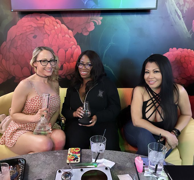 Had such an amazing 420 with my wifey and girlfriend! thank you so much Dazed Lounge and @ShopPlanet13<a href="/tag/besties"class="tags"><span>#besties</span></a>