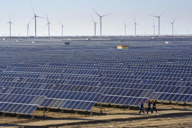 India está construyendo un parque eólico y fotovoltaico de 30 GW. La planta de energía renovable más grande del mundo (equivalente a 6 centrales nucleares).