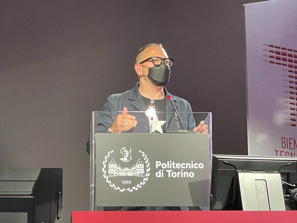 demartin's tweet image. Cory Doctorow inizia la lectio conclusiva di Biennale Tecnologia 2024 👇👇👇