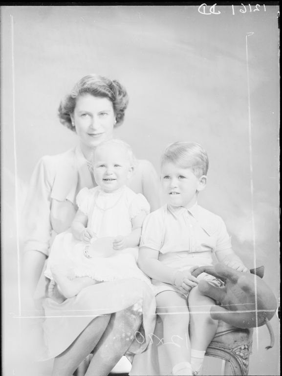 #QueenElizabethII 
#RoyalFamily 

👶 Baby Anne with her mother and brother in 1951.

📸: Marcus Adams (Royal Collection Trust)