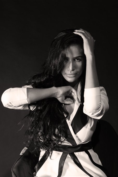 Chalo&hellip;Thode &lsquo;Pose&rsquo; Ho Jaaye 😜 https://t.co/sPlttroXpm