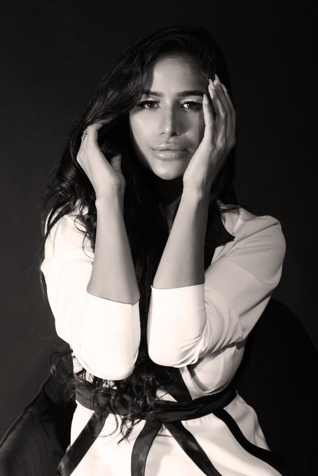 Chalo&hellip;Thode &lsquo;Pose&rsquo; Ho Jaaye 😜 https://t.co/sPlttroXpm