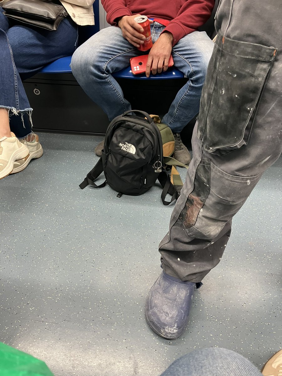 👏🏾👏🏾La @GUBBarcelona de vigilancia pels vagons de #metro #L5 gracies ! ! @TMB_Barcelona @TMBinfo un viatger porta una llauna de cervessa i va bebent. Li criden l’atencio i que la guardi!! Gràcies @jaumecollboni @GUBBarcelona AIXÍ ! Volem viure segurs a # BCN