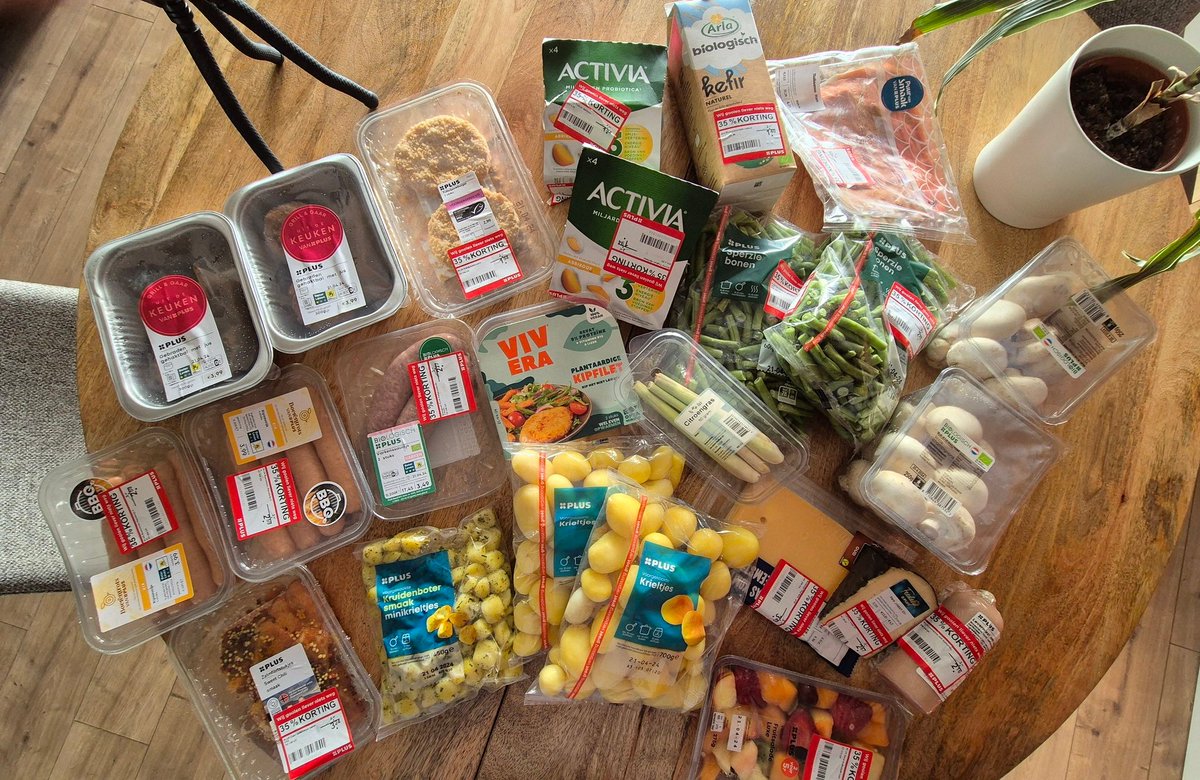 Ik had de smaak te pakken gisteren en kocht spontaan nóg een Too Good to Go pakket van de Plus supermarkt hier om de hoek.

Volgens mij hebben ze de memo van €15 aan waarde gemist want holy shit. Hier kan ik een weeshuis van voeden! #toogoodtogo