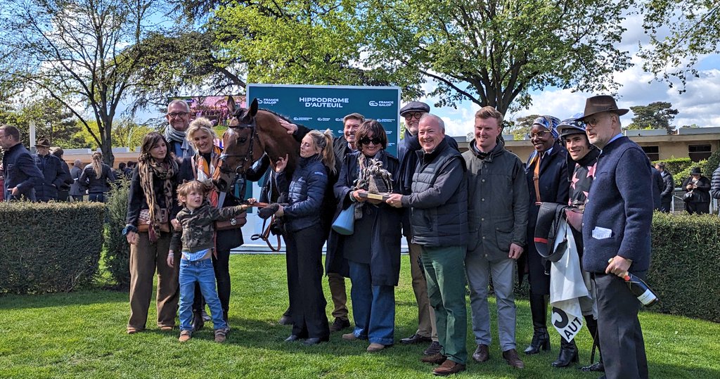 Another fine advertisment for the tandem of @TomGeorgeRacing and @NGAZracing as 9yo #Hooligan bolts up in the G2 Prix Léon Rambaud under a positive steer from @FelixdeGiles at Auteuil @rpbloodstock @RacingPost