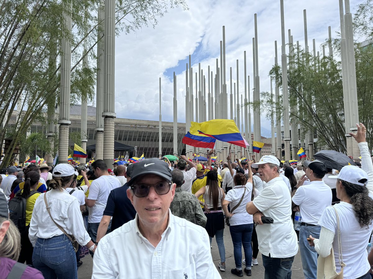 andresaguirrem's tweet photo. Día de actividad física y metafísica. La política debe ser el arte de mejorar la sociedad y trabajar por el bien común con base en principios éticos. Todo es mejorable pero igual, también se puede dañar. https://t.co/rKrht494p2