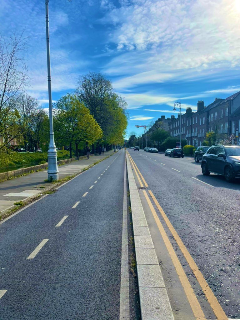 🚲 How every cycle lane in Dublin should look 🚲 ✅Clean ✅Uncluttered ✅Fully segregated ✅Bollard free ✅Safe It’s really not that difficult and often what you’d see in much poorer cities 🤷🏻‍♂️
