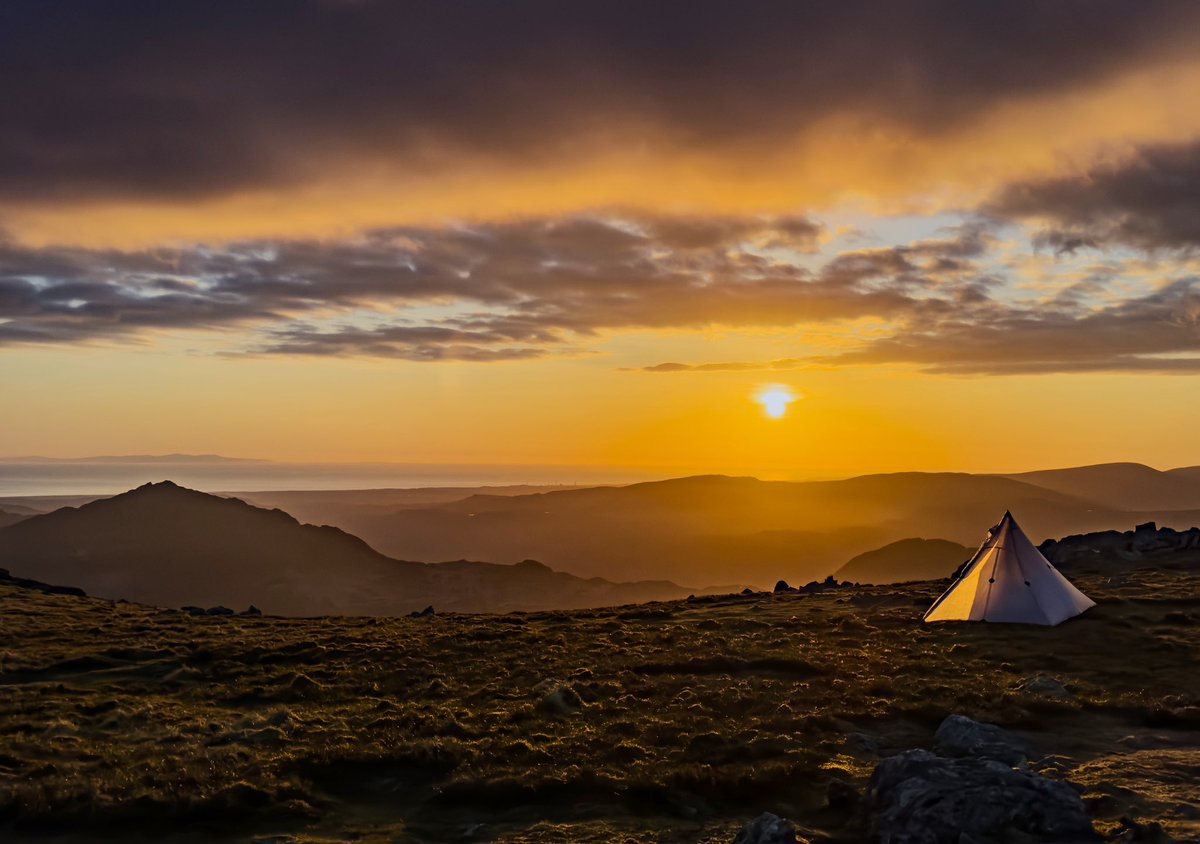 A few more photos from last nights sunset. A great end to a great day back out in the hills with @munro277 ☀️⛰️⛺️😌 #LakeDistrict