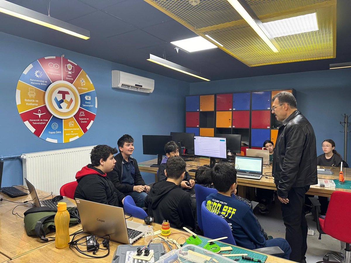 ✨Çocuklarımız ve Gençlerimiz ile Buluşuyor, Bilim ve Teknoloji Konuşuyoruz! Eskişehir’de @DeneyapTurkiye Teknoloji Atölyesi’nde ileri robotik eğitimi alan ve çok yakın bir tarihte üzerinde çalıştıkları projeleri sergilemeye hazırlanan çocuklarımız ve gençlerimiz ile bir araya…