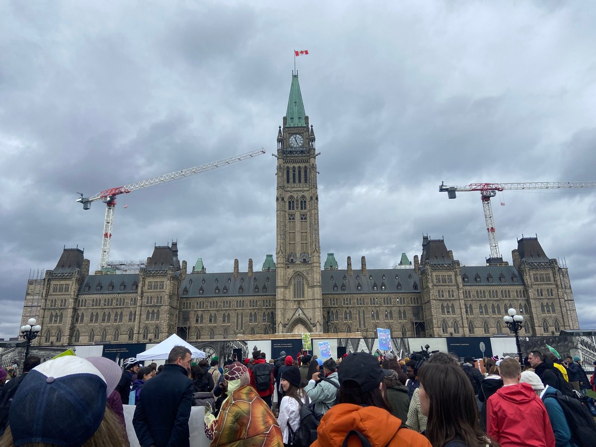 Aujourd'hui, des groupes de la société civile du monde entier se rassemblent dans une grande mobilisation à Ottawa avant le #TraitéPlastiques pour porter les objectifs et les valeurs des communautés les plus touchées par le cycle de vie du plastique.

#BreakFreeFromPlastic