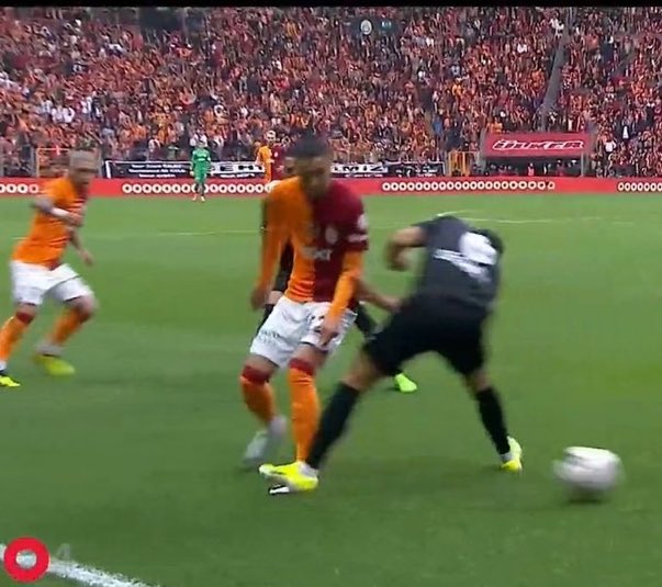 Hakemin Gole giderken oyunu bitirmesi! Ziyech’e yapılan faul’de sarı kartı es geçmesi! (Torreira’ya yıldırım hızı işe kart göstermesi) Barış’a yapılan SERT faullere görmezden gelmesi ! Niyetini belli ediyor 😤 @GalatasaraySK